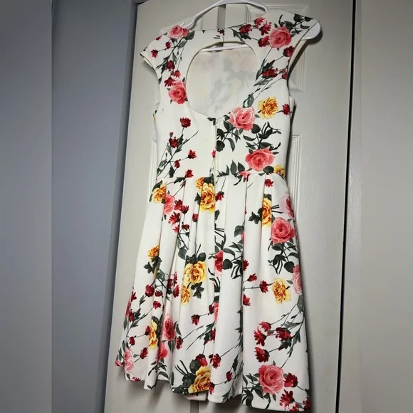 Emerald Sundae Floral Dress with Red and Pink Accents - Picture 2 of 3